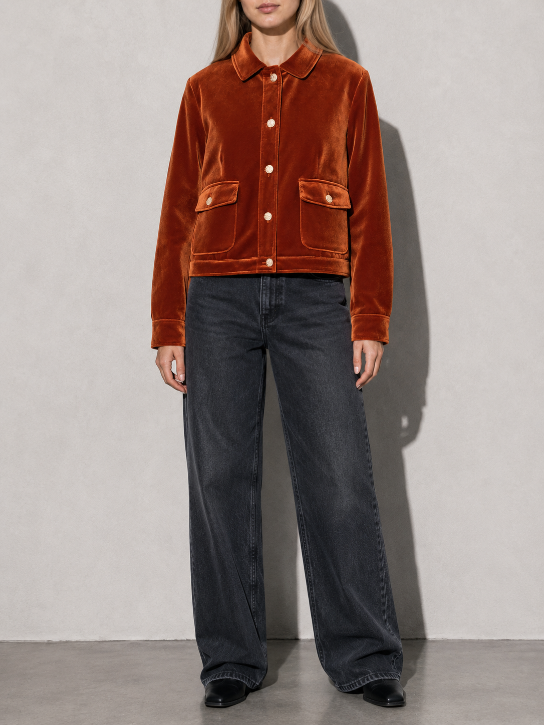 Code Culture catalog | pocket-flap-decoration-polo-collar-velvet-jacket | color-gold | zoom detail