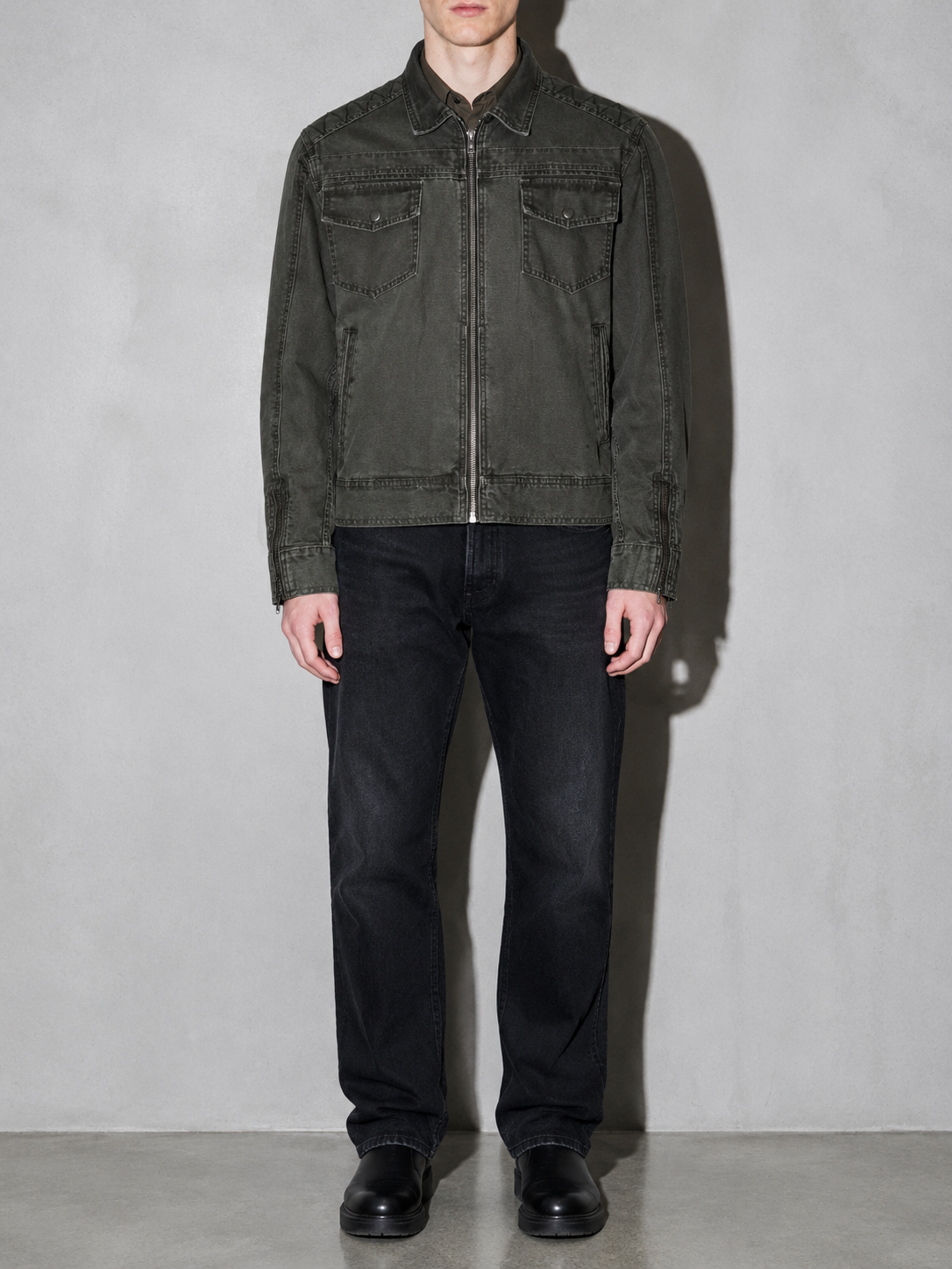 Code Culture catalog | retro-short-zip-up-washed-workwear-jacket | color-army-green | zoom detail