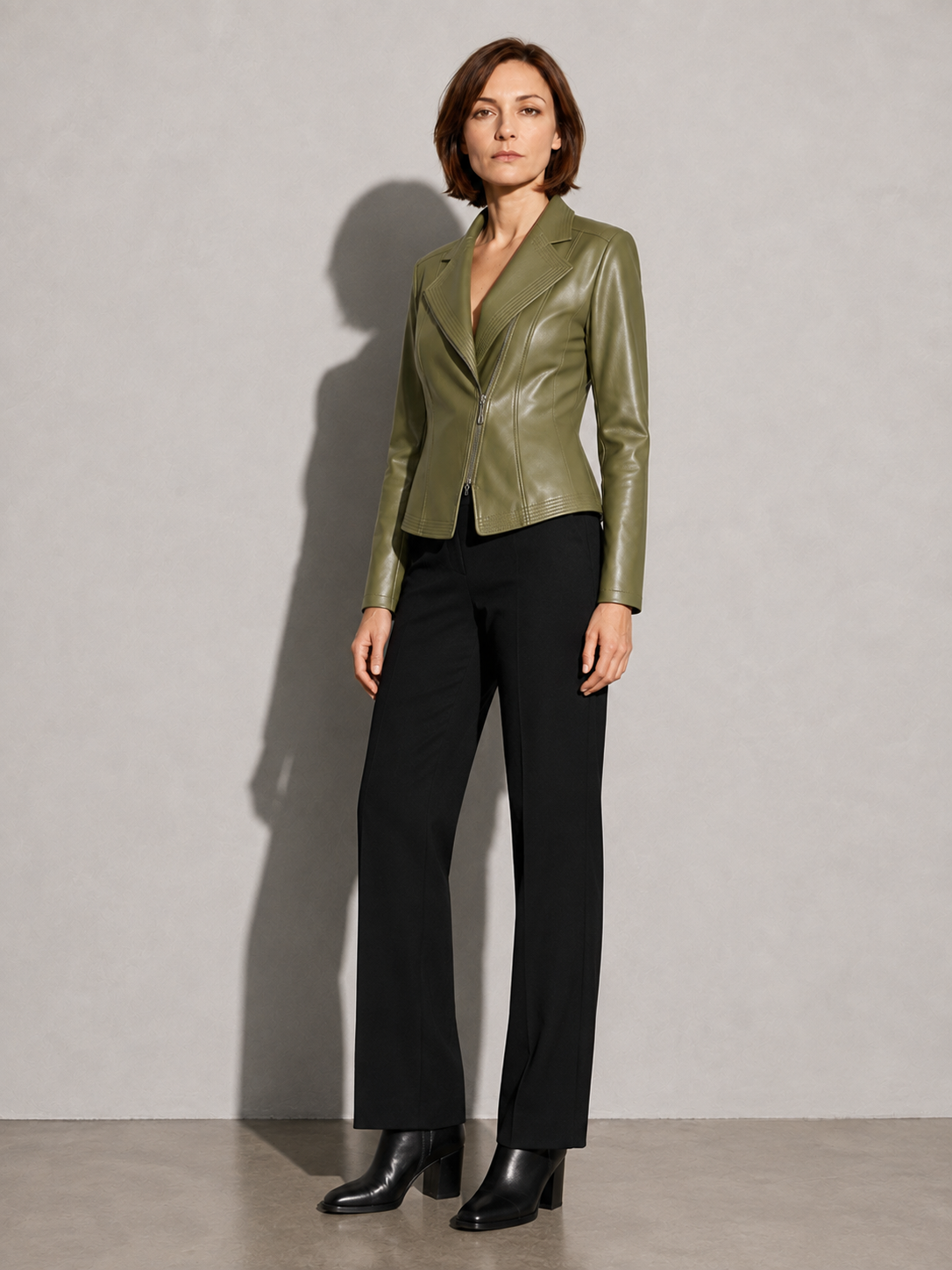 Code Culture | Green | Full body side three-quarter