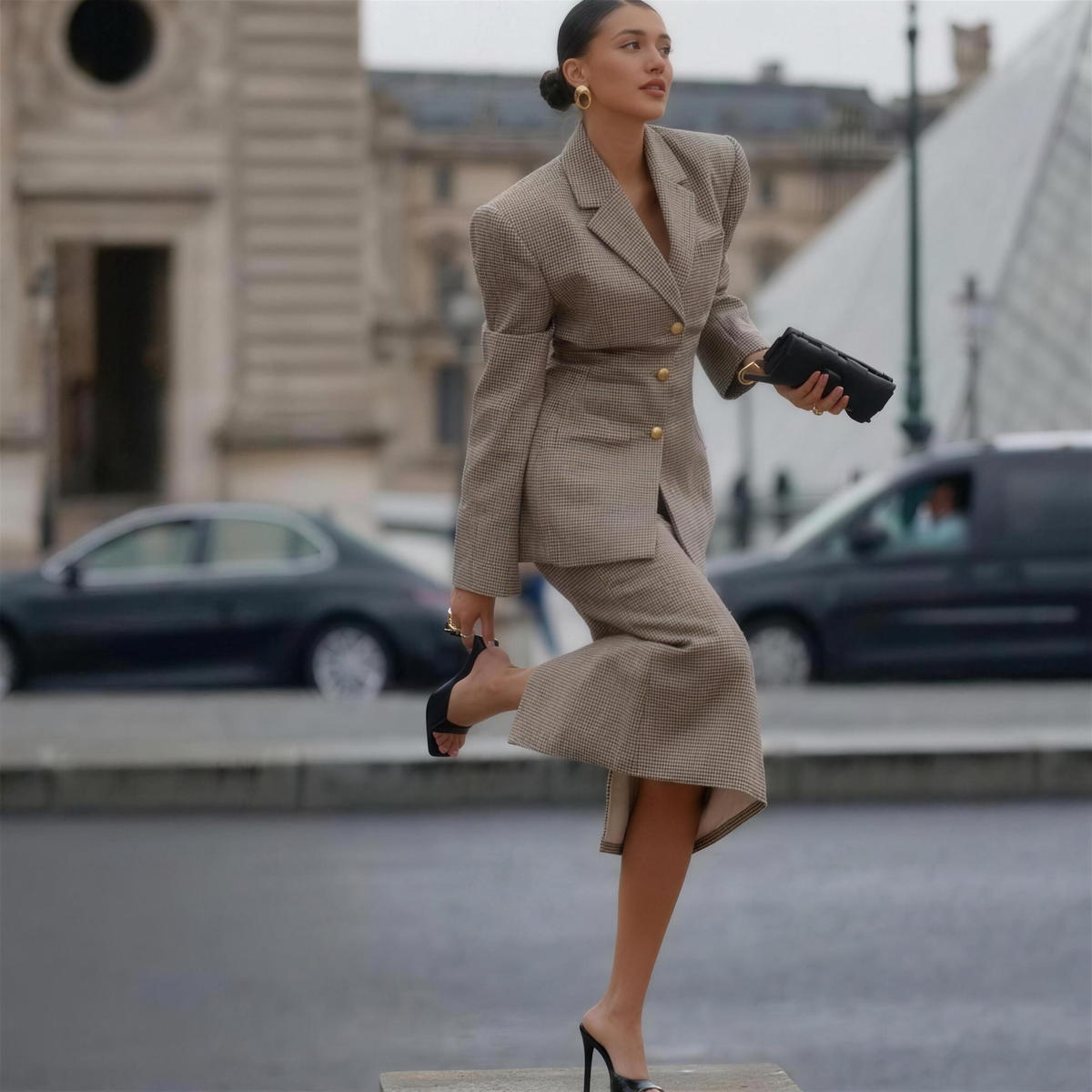 Houndstooth blazer with gold buttons and notched lapels, long sleeves, tailored fit