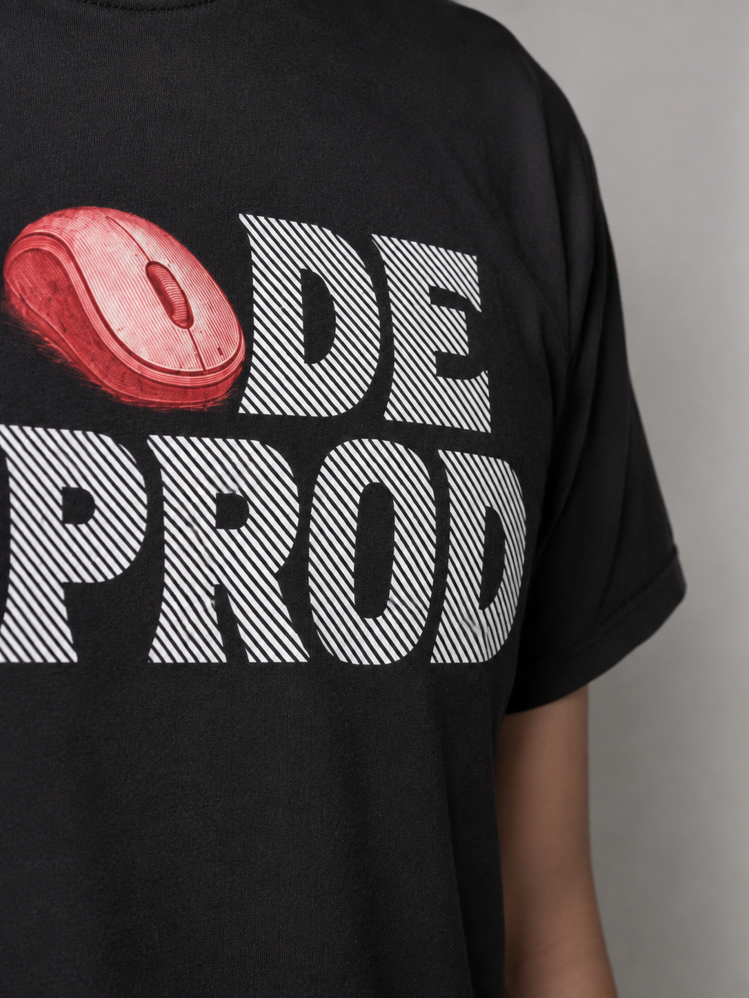 i code in prod text Graphic IT Nerd T-Shirt – Black macro